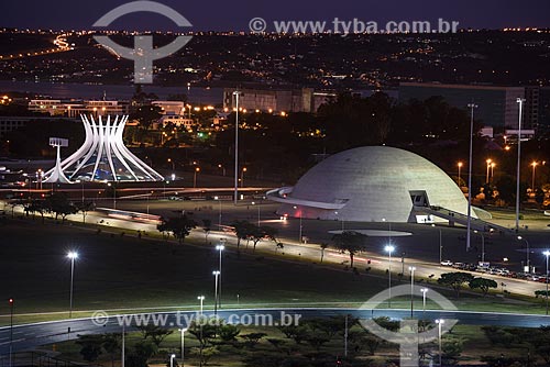  Vista de cima do Eixo Monumental com Museu Nacional Honestino Guimarães e Catedral Metropolitana Nossa Senhora Aparecida - Lago Paranoá ao fundo  - Brasília - Distrito Federal (DF) - Brasil