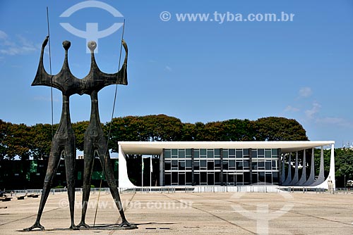  Escultura Os Guerreiros - também conhecida como Os Candangos com Supremo Tribunal Federal - sede do Poder Judiciário ao fundo  - Brasília - Distrito Federal (DF) - Brasil