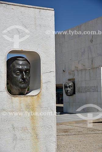  Herma de Israel Pinheiro e ao fundo escultura da Cabeça de JK em frente ao Museu da Cidade (1960)  - Brasília - Distrito Federal (DF) - Brasil