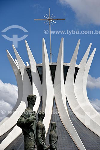  Escultura Os Quatro Evangelistas e ao fundo Catedral Metropolitana de Nossa Senhora Aparecida (1958) - também conhecida como Catedral de Brasília  - Brasília - Distrito Federal (DF) - Brasil