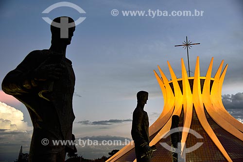  Escultura Os Quatro Evangelistas e ao fundo Catedral Metropolitana de Nossa Senhora Aparecida (1958) - também conhecida como Catedral de Brasília  - Brasília - Distrito Federal (DF) - Brasil