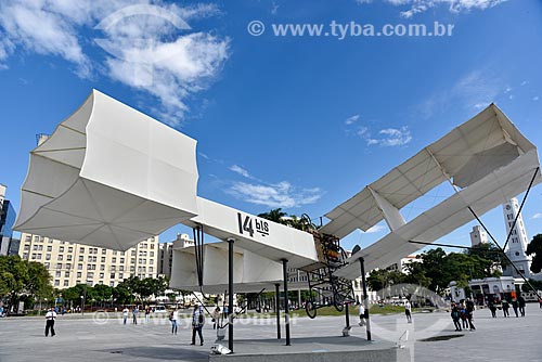  Réplica do avião 14 Bis em exposição na frente do Museu do Amanhã  - Rio de Janeiro - Rio de Janeiro (RJ) - Brasil