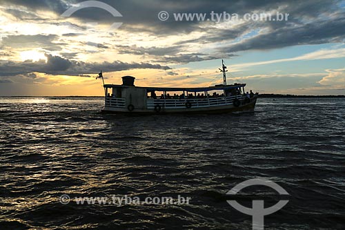 Chalana - embarcação regional - no Rio Amazonas durante o pôr do sol  - Parintins - Amazonas (AM) - Brasil