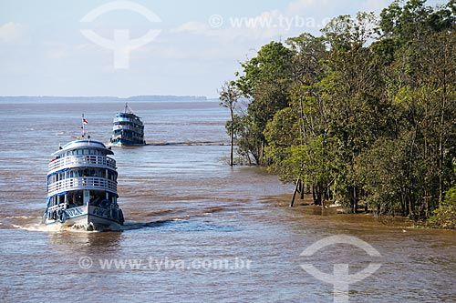  Chalana - embarcação regional - no Rio Amazonas durante o pôr do sol  - Parintins - Amazonas (AM) - Brasil