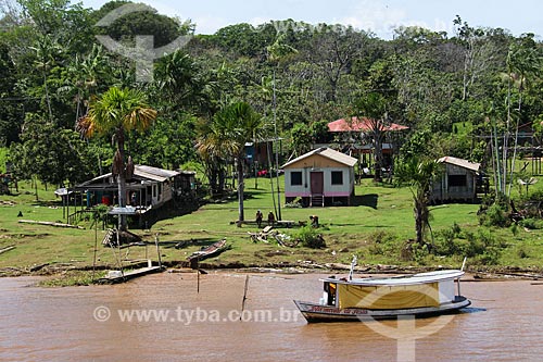  Casas às margens do Rio Amazonas - próximo à cidade de Urucará - com pouca água mesmo na época de cheia  - Urucará - Amazonas (AM) - Brasil