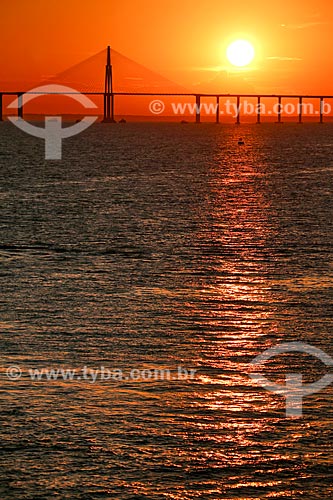  Pôr do sol no Rio Negro com a Ponte Rio Negro ao fundo  - Manaus - Amazonas (AM) - Brasil