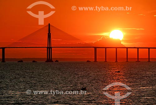  Pôr do sol no Rio Negro com a Ponte Rio Negro ao fundo  - Manaus - Amazonas (AM) - Brasil