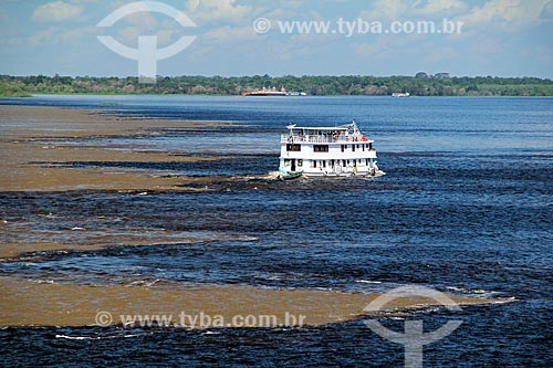  Barco navegando no encontro das águas do Rio Negro e Rio Solimões  - Manaus - Amazonas (AM) - Brasil
