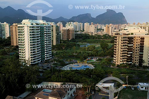  Vista de condomínio residencial na Barra da Tijuca com a Pedra da Gávea ao fundo  - Rio de Janeiro - Rio de Janeiro (RJ) - Brasil