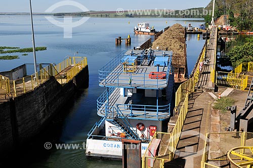  Barcaça transportando cana-de-açúcar na eclusa da Usina Hidrelétrica Álvaro de Souza Lima - Hidrovia Tietê-Paraná  - Bariri - São Paulo (SP) - Brasil