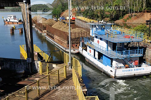  Barcaça transportando cana-de-açúcar na eclusa da Usina Hidrelétrica Álvaro de Souza Lima - Hidrovia Tietê-Paraná  - Bariri - São Paulo (SP) - Brasil