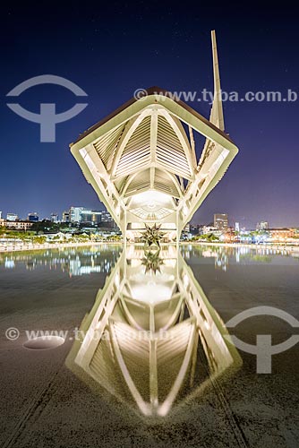  Escultura Diamante Estrela Semente de Frank Stella no espelho dágua do Museu do Amanhã  - Rio de Janeiro - Rio de Janeiro (RJ) - Brasil