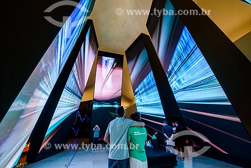  Instalação Antropoceno - seis pilares de dez metros com projeções evidenciando a interferência humana no planeta - no Museu do Amanhã  - Rio de Janeiro - Rio de Janeiro (RJ) - Brasil