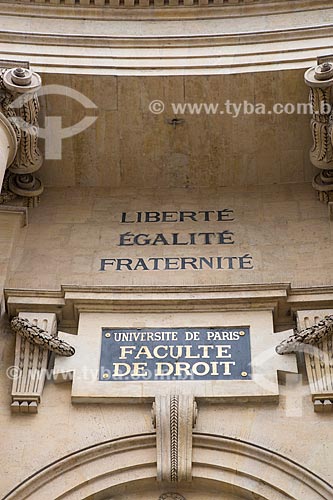  Detalhe da inscrição Liberté, Égalité, Fraternité (Liberdade, Igualdade, Fraternidade) na fachada da Faculté de Droit (Faculdade de Direito) da Universidade de Paris  - Paris - Paris - França
