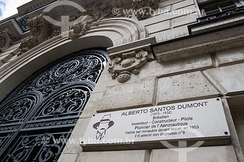  Detalhe de placa em frente ao prédio onde Alberto Santos Dumont morou em Paris  - Paris - Paris - França