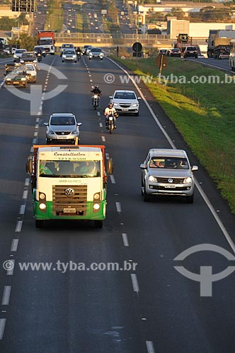 Veículos com faróis acessos durante o dia na Rodovia Washington Luís (SP-310)  - São José do Rio Preto - São Paulo (SP) - Brasil