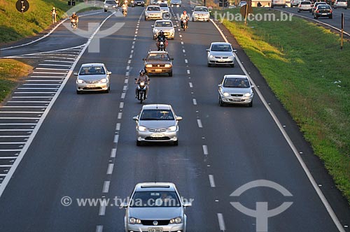  Veículos com faróis acessos durante o dia na Rodovia Washington Luís (SP-310)  - São José do Rio Preto - São Paulo (SP) - Brasil