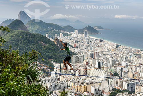  Praticante de slackline no Morro dos Cabritos com o bairro de Copacabana e o Pão de Açúcar ao fundo  - Rio de Janeiro - Rio de Janeiro (RJ) - Brasil