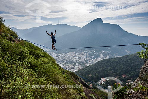 Praticante de slackline no Morro dos Cabritos com o Cristo Redentor ao fundo  - Rio de Janeiro - Rio de Janeiro (RJ) - Brasil