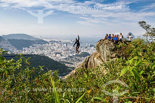 Praticante de slackline no Morro dos Cabritos com o bairro de Botafogo ao fundo  - Rio de Janeiro - Rio de Janeiro (RJ) - Brasil