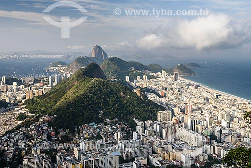  Vista do bairro de Copacabana e do Morro da Saudade durante a trilha no Morro dos Cabritos com o Pão de Açúcar ao fundo  - Rio de Janeiro - Rio de Janeiro (RJ) - Brasil