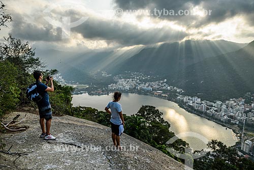  Pôr do sol na trilha no Morro dos Cabritos com a Lagoa Rodrigo de Freitas  - Rio de Janeiro - Rio de Janeiro (RJ) - Brasil