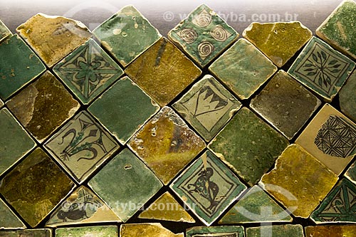  Detalhe de pisos de cerâmica do Château Neuf du Pape (século XIV) no Palais des Papes (Palácio dos Papas) - 1345  - Avignon - Departamento de Vaucluse - França