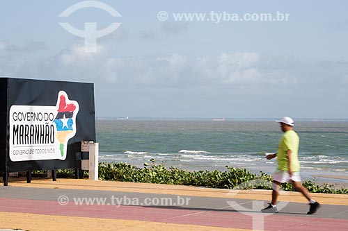  Pedestre na ciclovia do calçadão da Praia do Calhau  - São Luís - Maranhão (MA) - Brasil