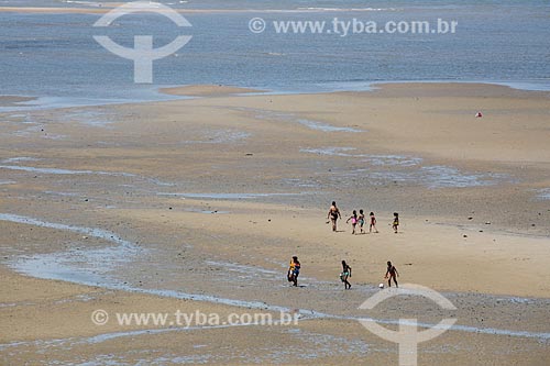  Banhistas na orla da Praia de São José de Ribamar durante a maré baixa  - São José de Ribamar - Maranhão (MA) - Brasil