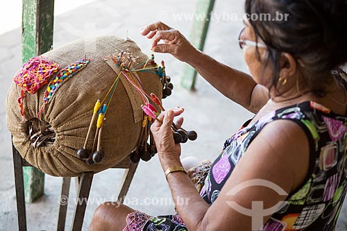  Detalhe de mulher tecendo renda de bilro  - Raposa - Maranhão (MA) - Brasil
