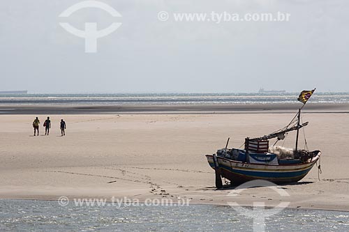  Banhistas na Praia de Carimã durante a maré baixa  - Raposa - Maranhão (MA) - Brasil