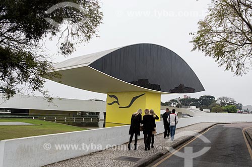  Fachada do Museu Oscar Niemeyer - também conhecido como Museu do Olho - ao fundo  - Curitiba - Paraná (PR) - Brasil
