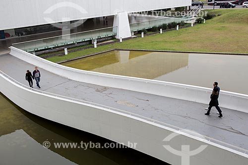  Fachada do Museu Oscar Niemeyer - também conhecido como Museu do Olho - ao fundo  - Curitiba - Paraná (PR) - Brasil