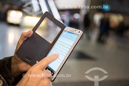  Pessoa lendo email no Celular Samsung Note no Aeroporto Internacional Afonso Pena - também conhecido como Aeroporto Internacional de Curitiba  - São José dos Pinhais - Paraná (PR) - Brasil