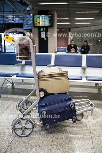  Detalhe de malas em carrinho para bagagem no Aeroporto Internacional Afonso Pena - também conhecido como Aeroporto Internacional de Curitiba  - São José dos Pinhais - Paraná (PR) - Brasil