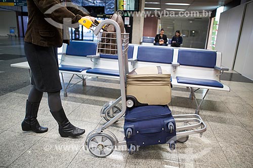  Detalhe de malas em carrinho para bagagem no Aeroporto Internacional Afonso Pena - também conhecido como Aeroporto Internacional de Curitiba  - São José dos Pinhais - Paraná (PR) - Brasil