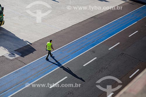  Funcionário em faixa de pedestre na pista Aeroporto Internacional Afonso Pena - também conhecido como Aeroporto Internacional de Curitiba  - São José dos Pinhais - Paraná (PR) - Brasil