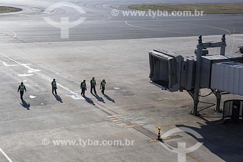  Funcionários na pista do Aeroporto Internacional Afonso Pena - também conhecido como Aeroporto Internacional de Curitiba  - São José dos Pinhais - Paraná (PR) - Brasil