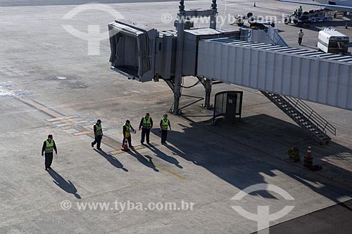  Funcionários na pista do Aeroporto Internacional Afonso Pena - também conhecido como Aeroporto Internacional de Curitiba  - São José dos Pinhais - Paraná (PR) - Brasil