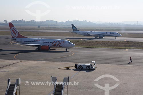 Aviões da GOL - Linhas Aéreas Inteligentes - e da Azul Linhas Aéreas Brasileiras na pista do Aeroporto Internacional Afonso Pena  - São José dos Pinhais - Paraná (PR) - Brasil