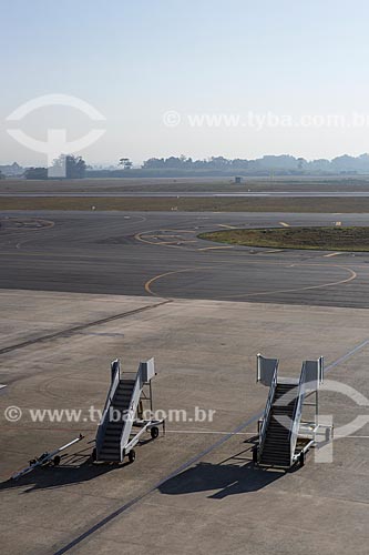  Escada de passageiros rebocável na pista do Aeroporto Internacional Afonso Pena - também conhecido como Aeroporto Internacional de Curitiba  - São José dos Pinhais - Paraná (PR) - Brasil