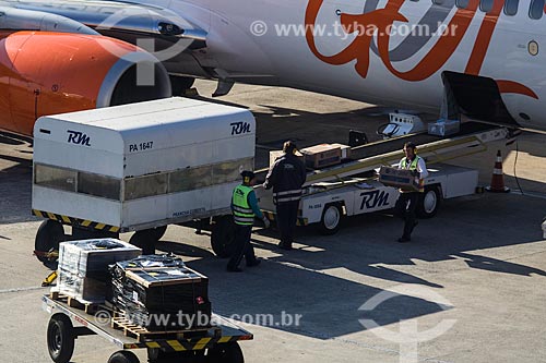  Embarque de bagagem no Aeroporto Internacional Afonso Pena - também conhecido como Aeroporto Internacional de Curitiba  - São José dos Pinhais - Paraná (PR) - Brasil