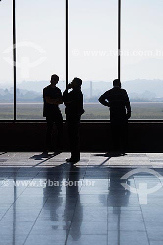  Silhueta de passageiros no interior do Aeroporto Internacional Afonso Pena - também conhecido como Aeroporto Internacional de Curitiba  - São José dos Pinhais - Paraná (PR) - Brasil