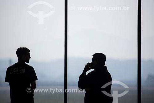  Silhueta de passageiros no interior do Aeroporto Internacional Afonso Pena - também conhecido como Aeroporto Internacional de Curitiba  - São José dos Pinhais - Paraná (PR) - Brasil