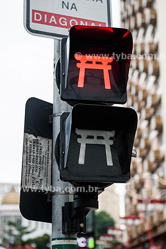  Detalhe de semáforo com decoração oriental no bairro da Liberdade  - São Paulo - São Paulo (SP) - Brasil