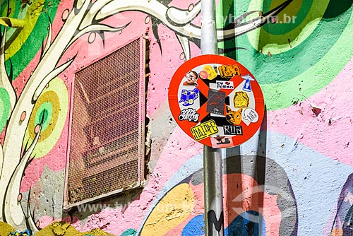  Adesivos colados em placa de proibido estacionar - Beco do Batman  - São Paulo - São Paulo (SP) - Brasil