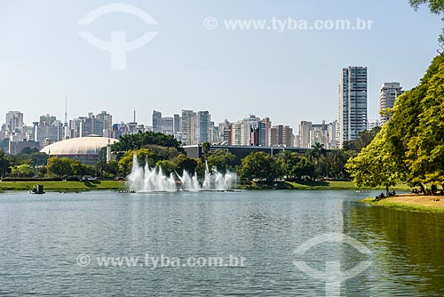  Vista às margens do Lago do Ibirapuera com o Ginásio Estadual Geraldo José de Almeida - mais conhecido como Ginásio do Ibirapuera - ao fundo  - São Paulo - São Paulo (SP) - Brasil