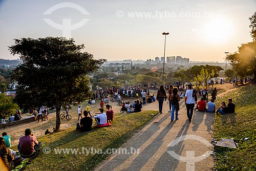  Pessoas observando o pôr do sol na Praça Coronel Custódio Fernandes Pinheiros - também conhecido como Praça do Pôr-do-Sol  - São Paulo - São Paulo (SP) - Brasil