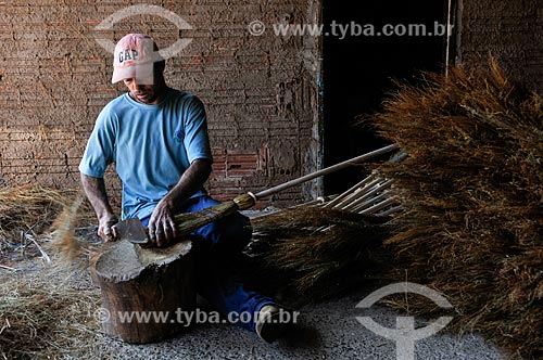  Produção artesanal de vassoura caipira  - Borborema - São Paulo (SP) - Brasil