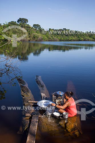 Mulher lavando louça na beira do Rio Negro  - Manaus - Amazonas (AM) - Brasil